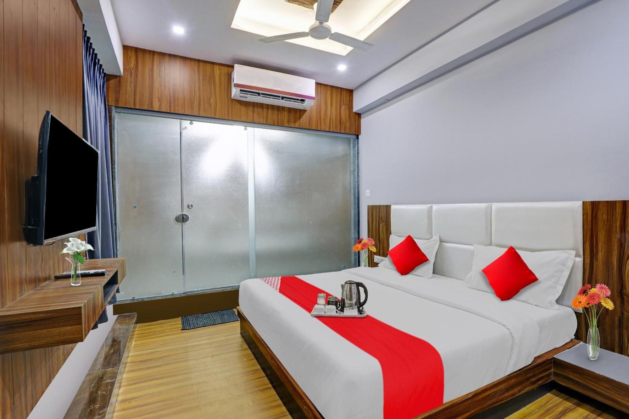 Hotel O Max Surat Exterior foto