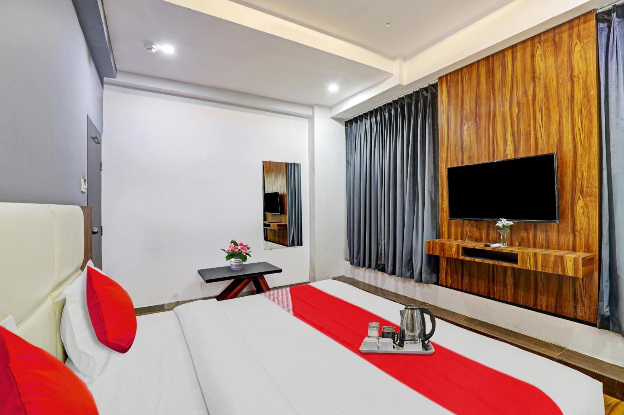 Hotel O Max Surat Exterior foto