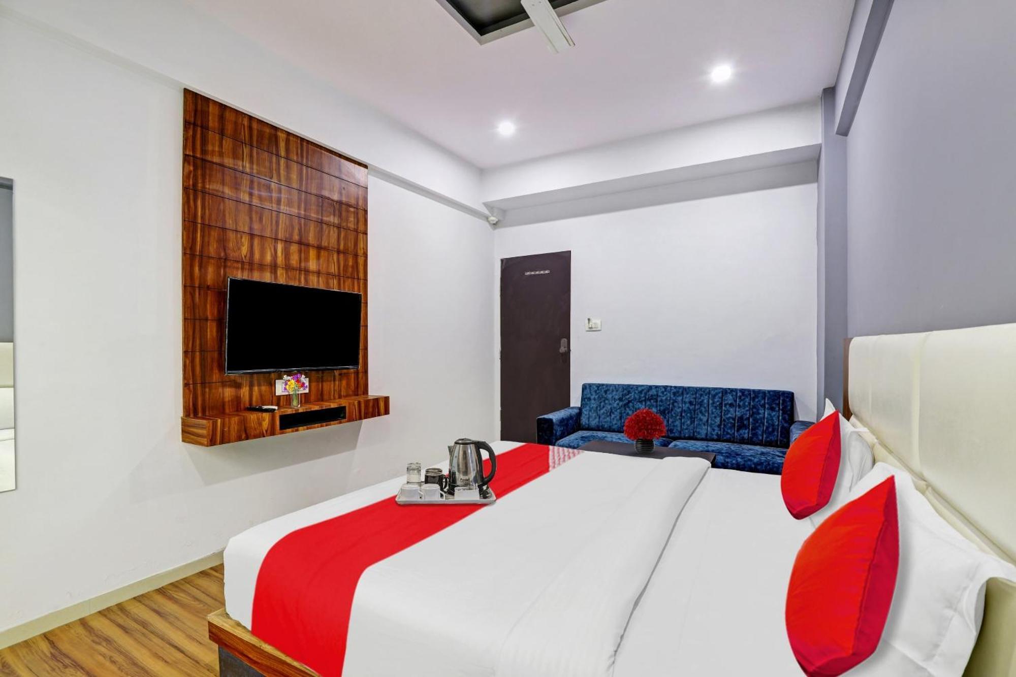 Hotel O Max Surat Exterior foto